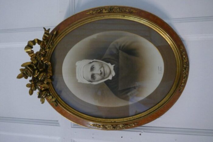 large portrait photographs in oval ormolu frames 1890 set of 2 3