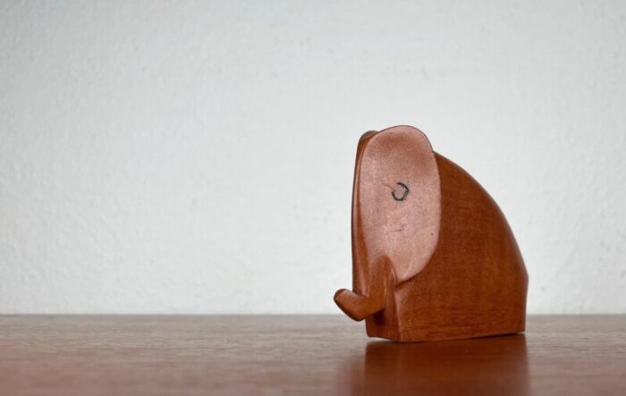 mid century teak elephant figurine 1960s 0918