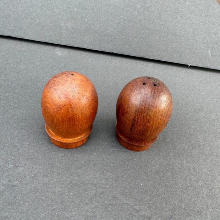 wooden salt and pepper shaker 0438