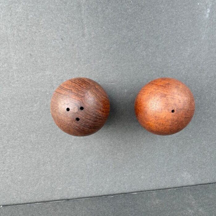 wooden salt and pepper shaker 4595