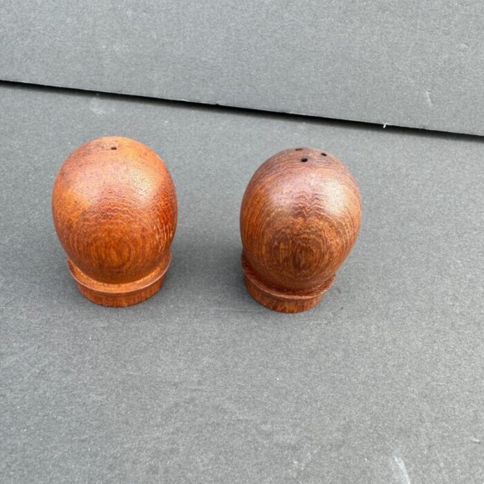 wooden salt and pepper shaker 5043