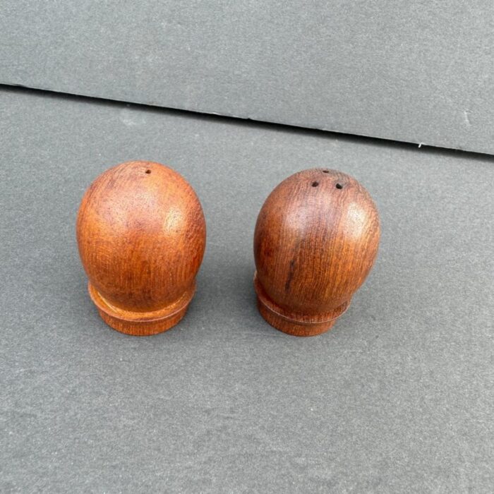 wooden salt and pepper shaker 9972